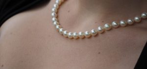 Vyberáme perlový náhrdelník. Darujte svojej partnerke luxus